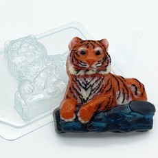 Тигр лежит на камнях, пластиковая форма